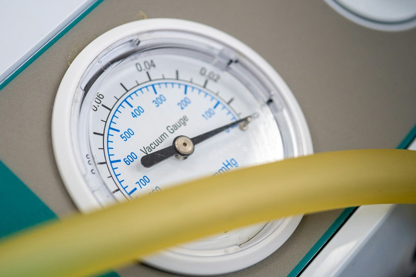 Vakuumski manometer s priključeno cevjo